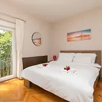 Loredana Apartman *